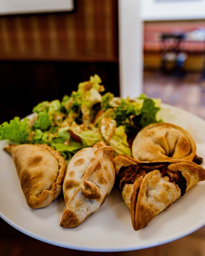 Assiette d’empanadas maison et salade verte
