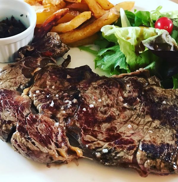 Entrecôte grillée, frites maison et salade